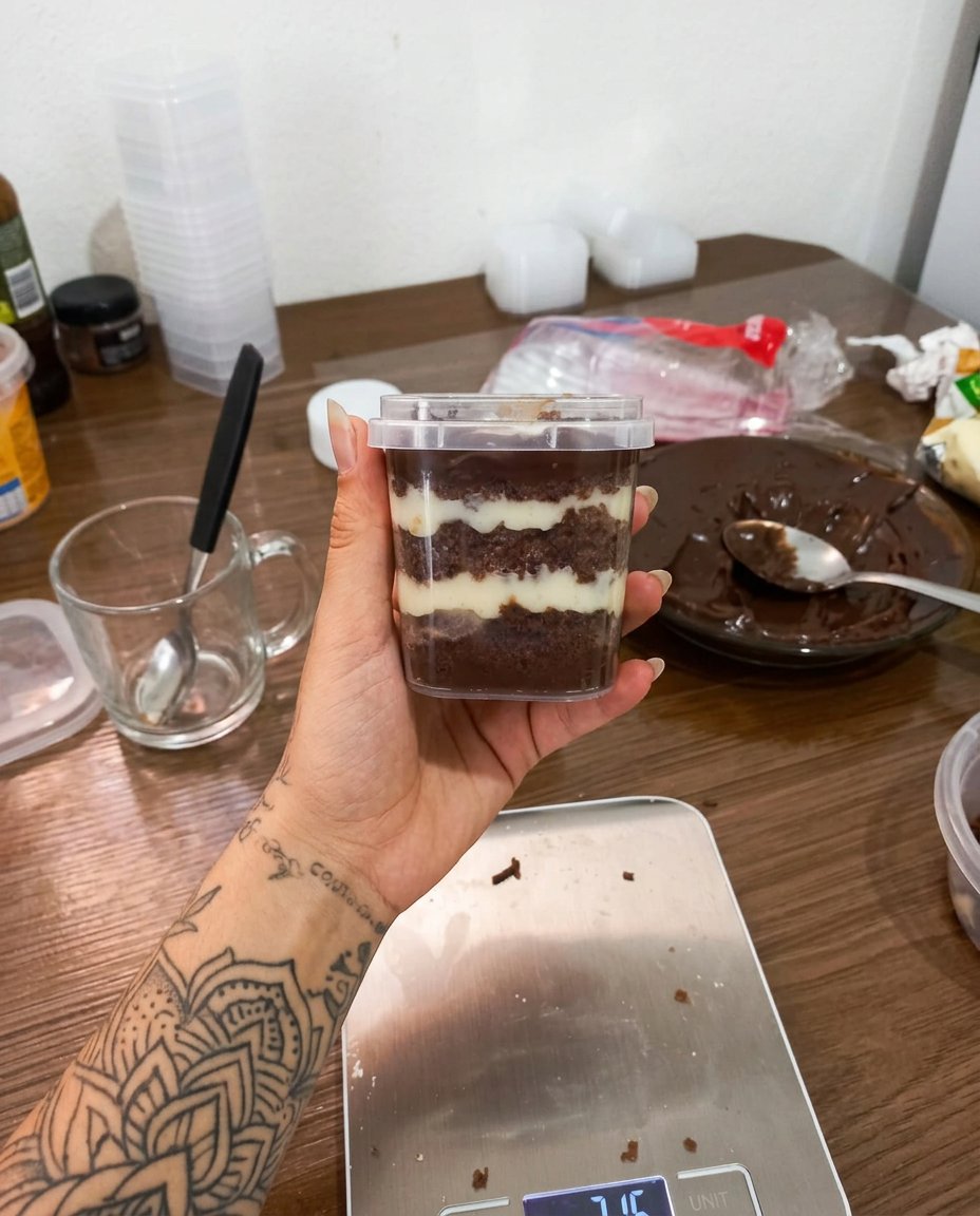 Finished jar cakes decorated with ribbons and wooden spoons