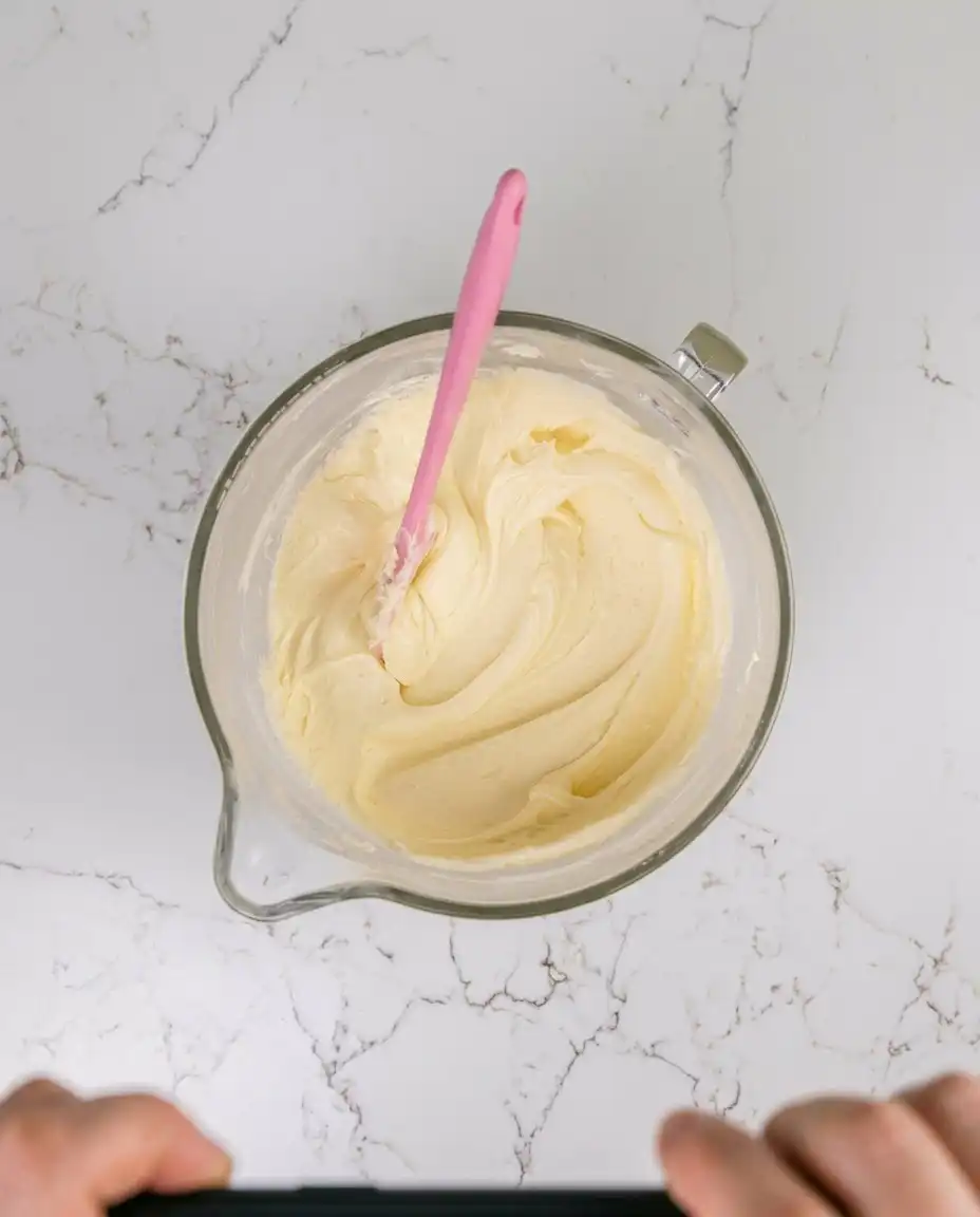 Gently folding cream for the perfect mousse texture